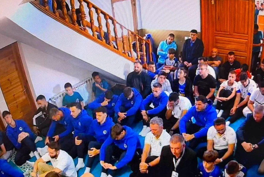 Zmajevi klanjali džumu pred veliki duel sa Švedskom u Zenici